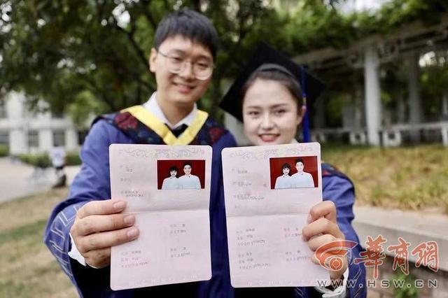 毕业典礼一对硕士给校长发糖 恋爱7年已领证