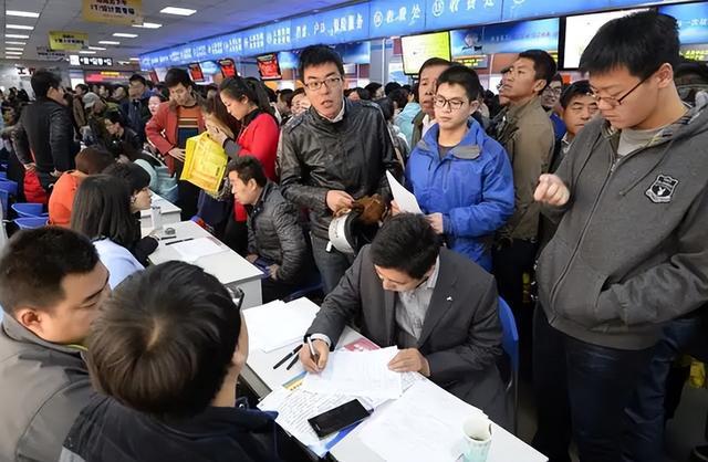 顶不住了，985毕业生纷纷抱团离开北上广