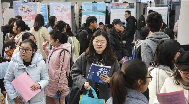 某校80%的应届大学生还未就业，他们离失业还差60天