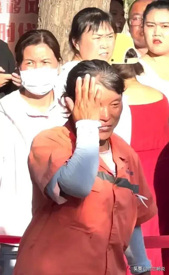 今年高考，两位妈妈火爆全网，一位让人泪目，一位让人惊叹