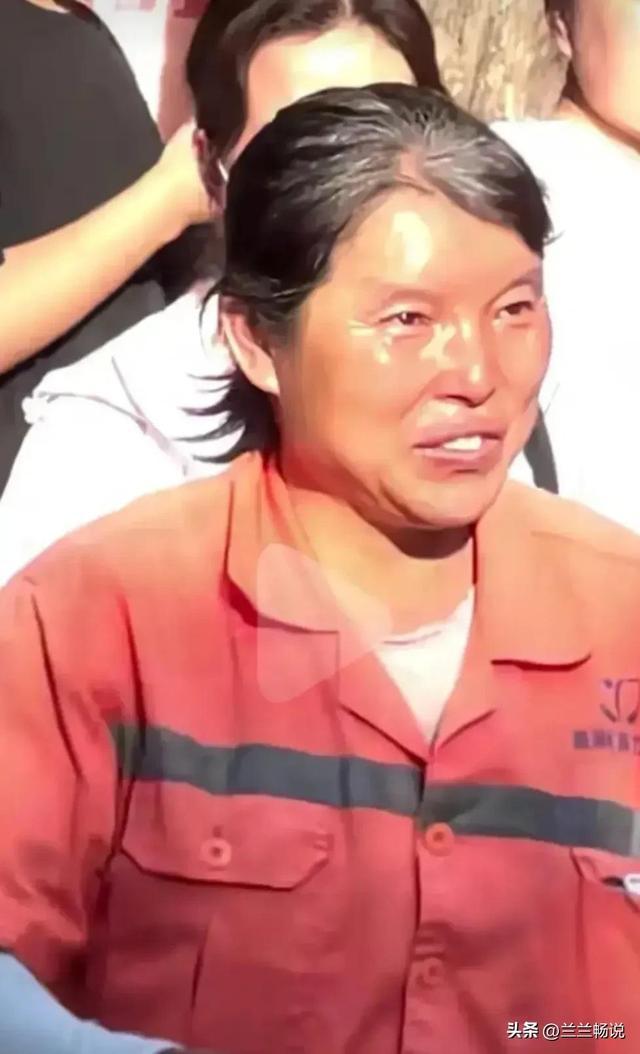 今年高考,两位妈妈火爆全网,一位让人泪目,一位让人惊叹