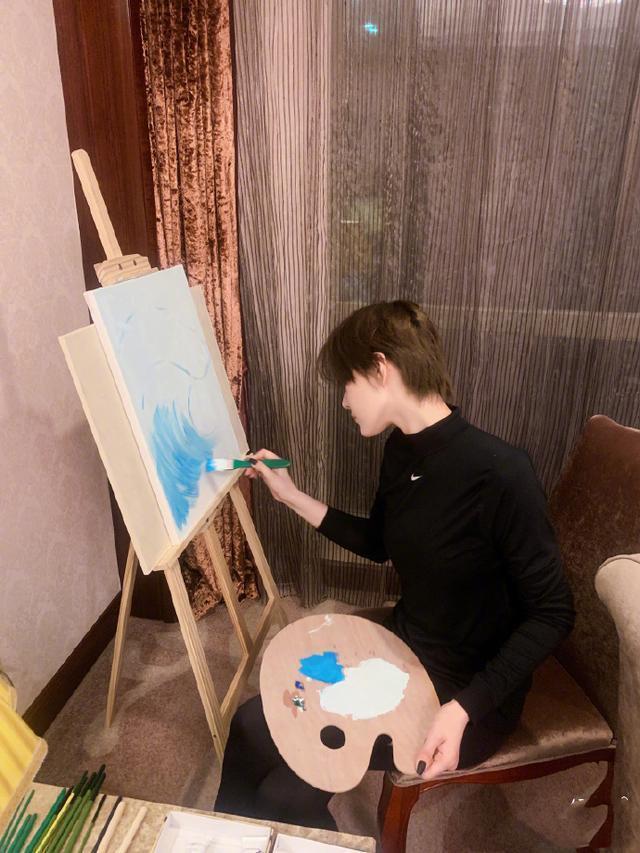 张馨予何捷亲密合影曝光 被扒同穿一件衣服超恩爱