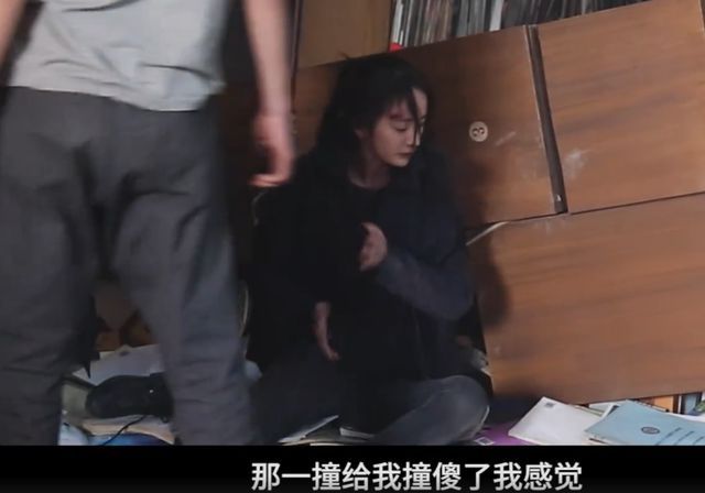 好温柔！杨幂骑坐男演员肩上拍打戏 打完暖心摸头