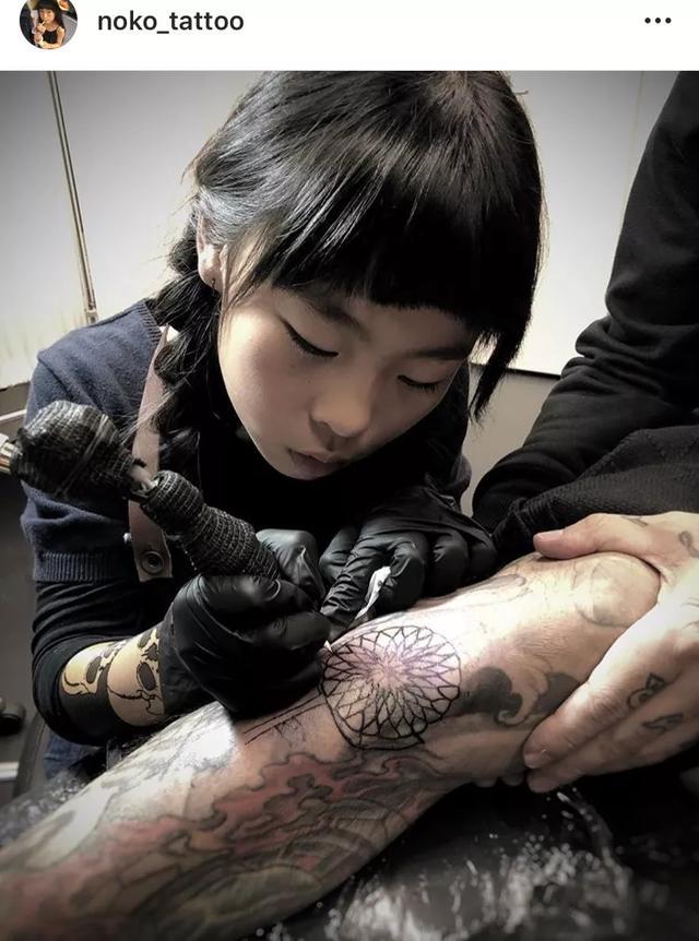 8岁用爸爸身体作画 她成了世界年龄最小的纹身师