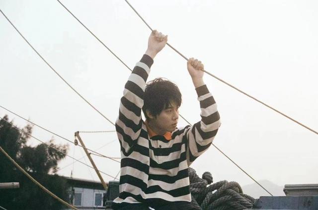 周奇电影《四海》官宣 晒海边写真清新治愈