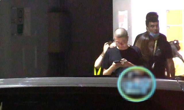 李诞离婚后现身录节目 和粉丝开心合影似未受影响