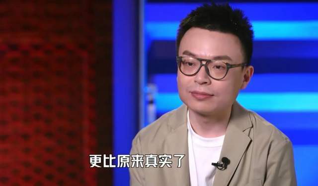 王思聪亮相脱口秀大会决赛 被发现后瞪眼怒视镜头