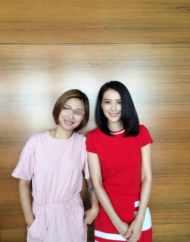 高圆圆与素人合影白到反光手上戴着婚戒秀幸福