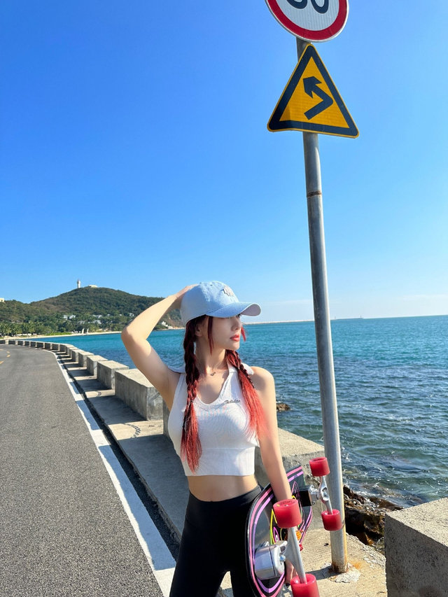 41岁李小璐露腰装身材热辣 海边玩滑板状态似少女