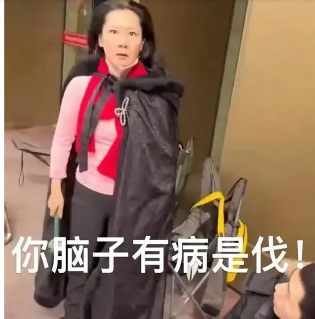 "权杖女王"何赛飞追着代拍打 网友：这回碰上硬茬了！