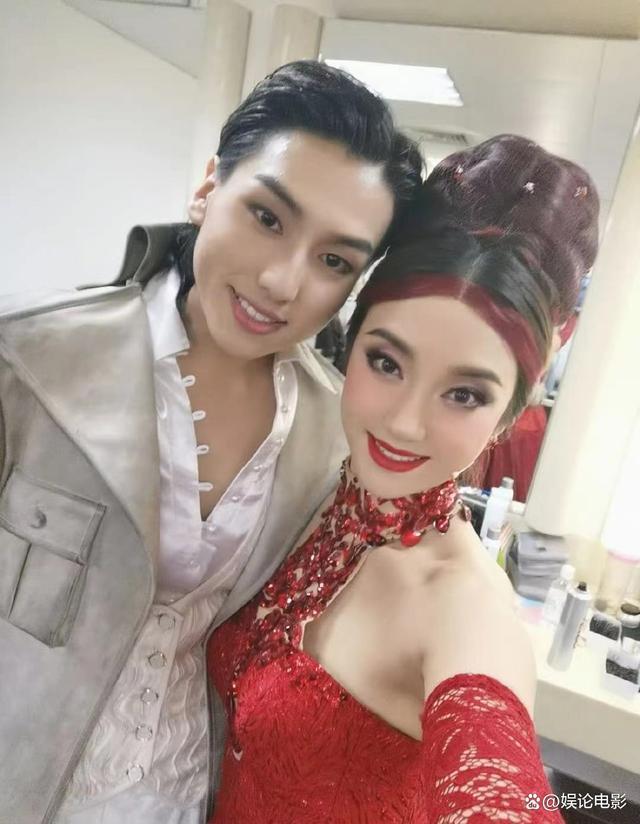 娄艺潇新男友索朗顿珠个人资料简介  北舞毕业曾共演音乐剧