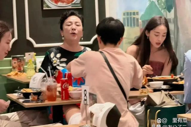 娜扎带妈妈泰国度假 妈妈气质高贵优雅一脸富贵相！