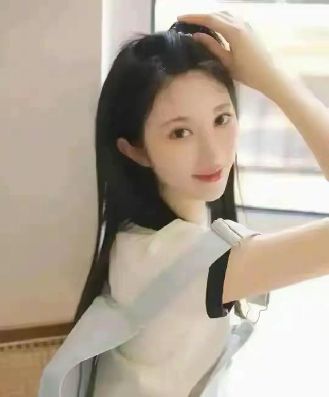 北京一校花师姐,太漂亮了!拍不出她万分之一的好意思,太迷东谈主了 北电新晋校花栾一诺