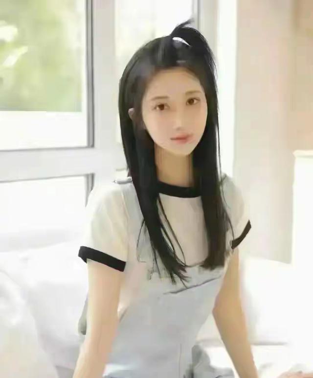 北京一校花师姐,太漂亮了!拍不出她万分之一的好意思,太迷东谈主了 北电新晋校花栾一诺