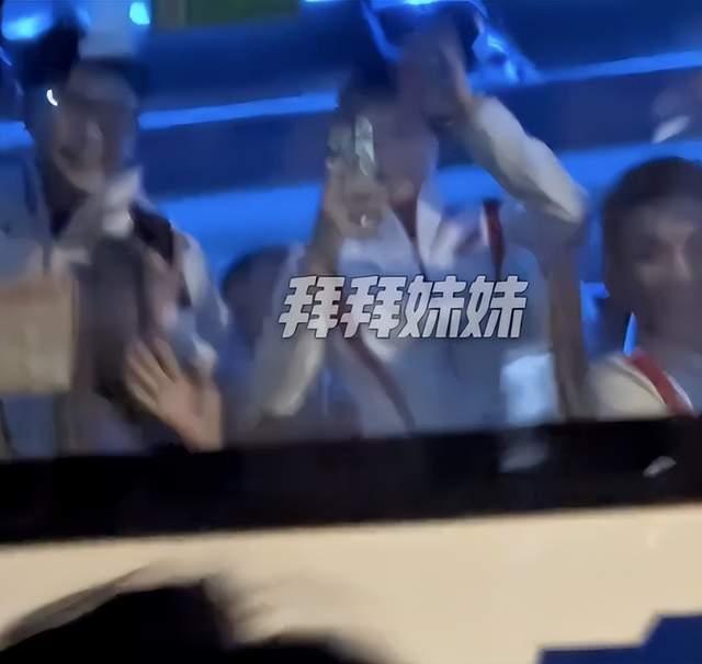 全红婵全运会背包火了！红队服配满包玩偶 负重前行萌化网友