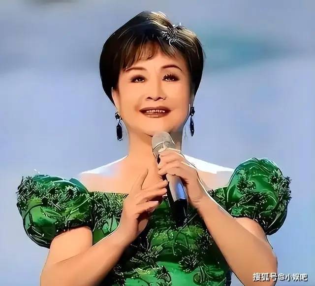 82岁的李谷一在北京养老，50岁单身未嫁的女儿肖一在照顾母亲 母女情深共度晚年