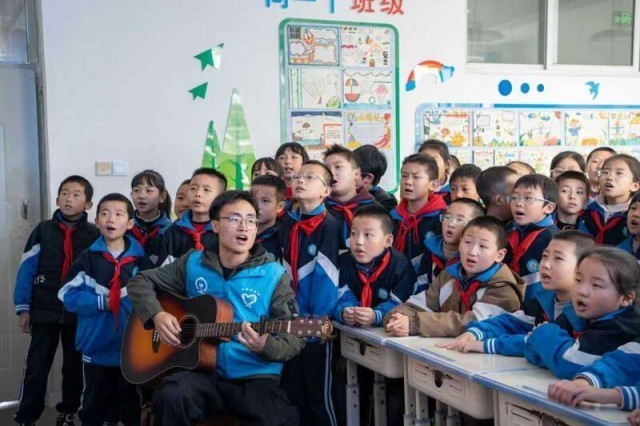 铁路青年志愿者点亮乡村学校课堂