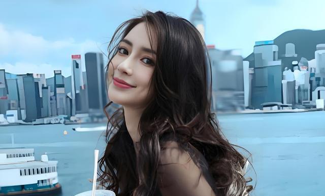 杨颖迪士尼陪儿子玩海盗船，母子玩得尽兴！小海绵侧脸太像黄晓明