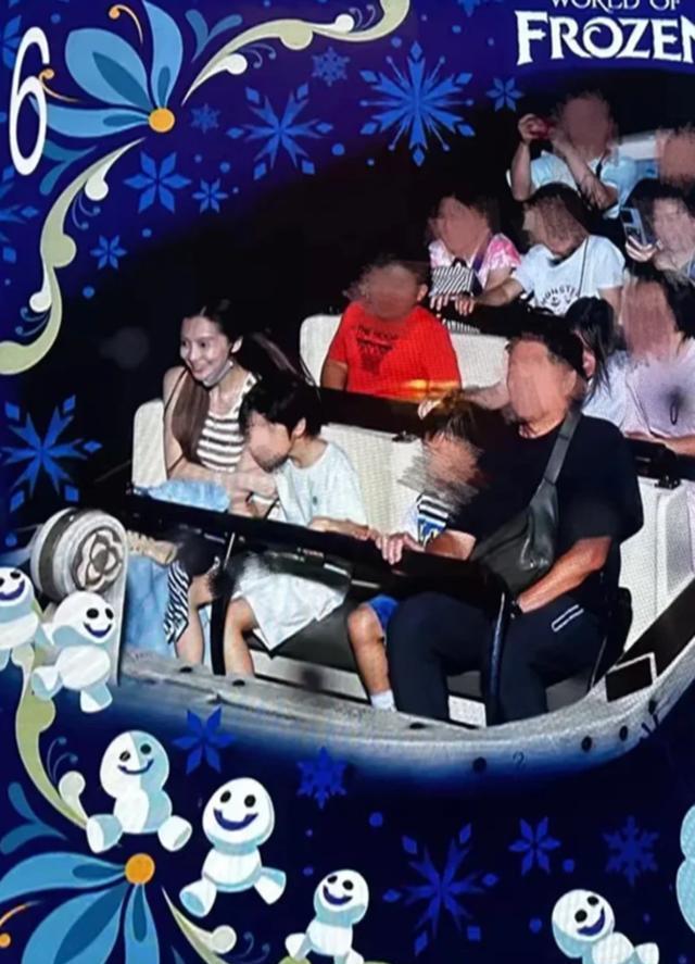 杨颖迪士尼陪儿子玩海盗船，母子玩得尽兴！小海绵侧脸太像黄晓明