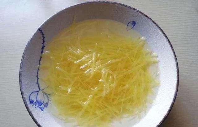 炒土豆丝还在焯水？难怪不脆不入味！大厨这样做，土豆丝越炒越香