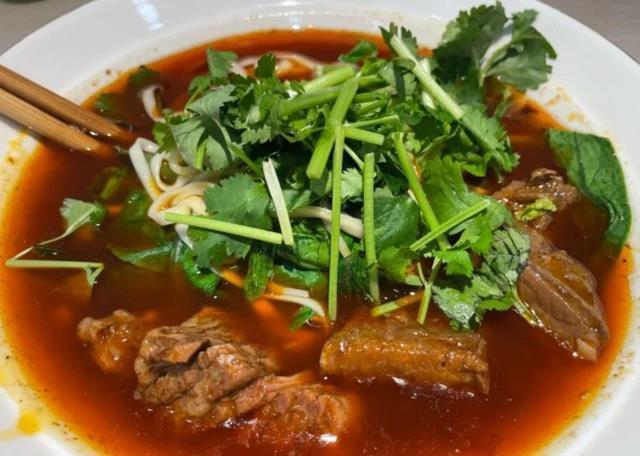 重庆小面馆，因98年美女老板娘走红，有客人飞1000多公里一睹芳容