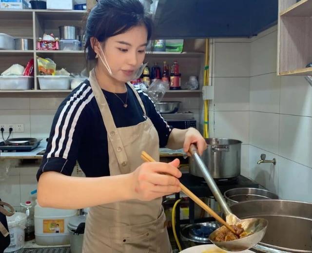 重庆小面馆，因98年美女老板娘走红，有客人飞1000多公里一睹芳容