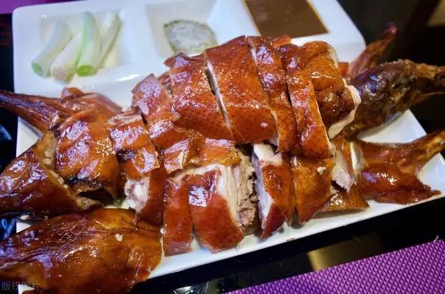 南宁排队长出名的烤鸭店，每天开门前，队伍已排20多米长