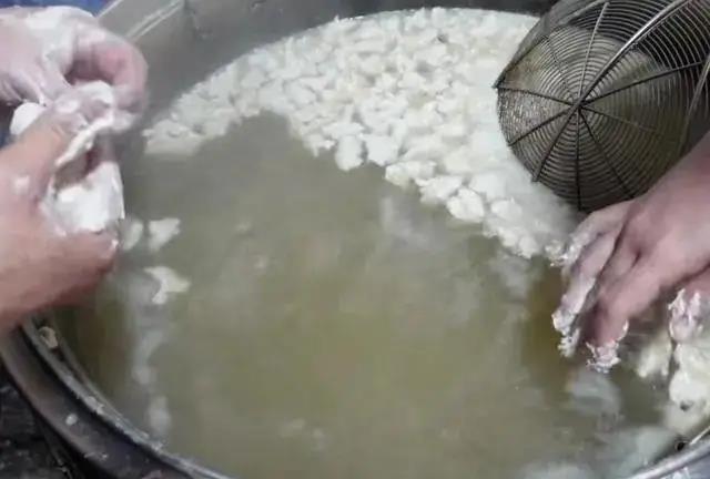 福建用鲨鱼制作的小吃，9元一碗全是肉，环境破旧却人气满满