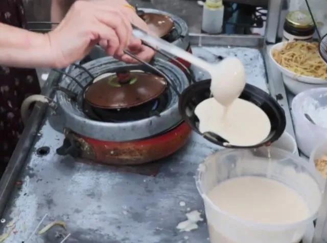 成都八旬婆婆街边做蛋烘糕，馅料是别家的2倍，顾客多到包围小摊