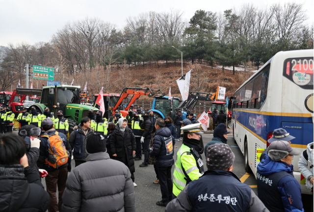 韩国农民开拖拉机参加集会敦促尹锡悦下台 警方拦截引发对峙