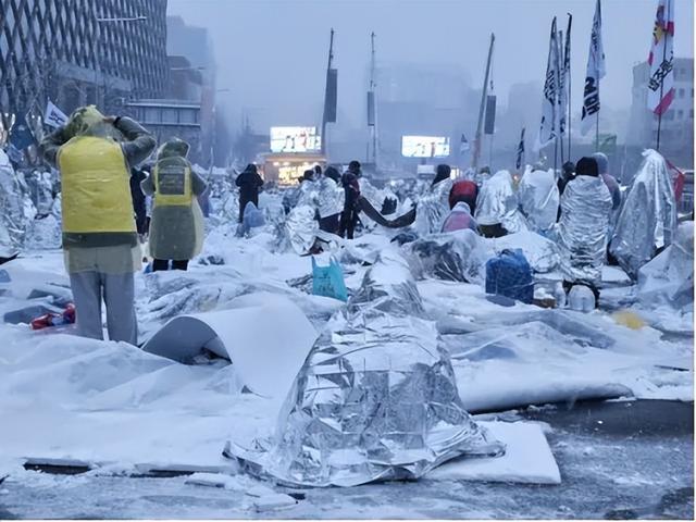 韩国首尔再次爆发大规模集会 逮捕令到期引紧张对峙