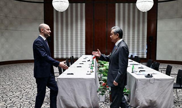 馬克龍給中法關(guān)系定調(diào)傳遞啥信號(hào) 法國(guó)政壇的雙面戲碼