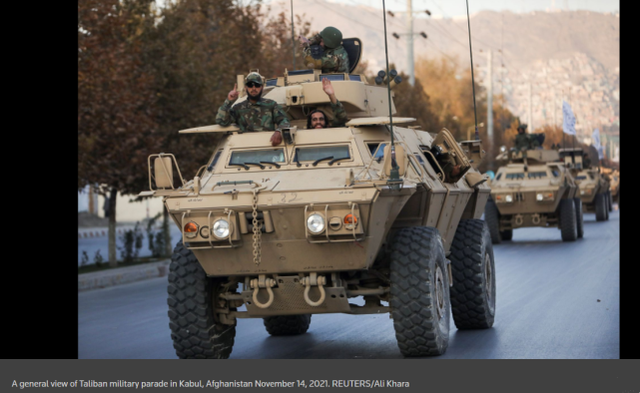 阿富汗塔利班举行阅兵，美制战车和俄制直升机亮相