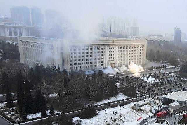 哈萨克斯坦阿拉木图市政府遭千余名抗议者冲击