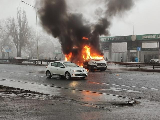 哈萨克斯坦阿拉木图市政府遭千余名抗议者冲击