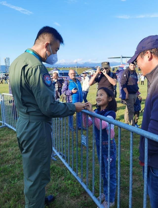 ↑9月2日，在奥地利采尔特韦格机场，中国空军运-20飞行员与航展观众交流。新华社发（冯振 摄）