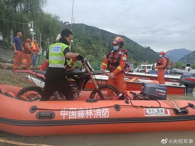 重庆救火的摩托车队又奔赴震区 