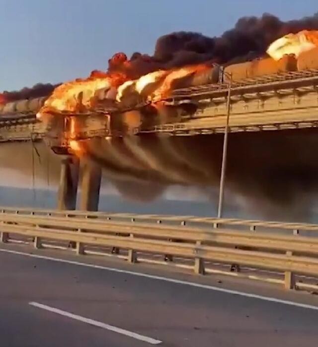 克里米亚大桥爆炸瞬间:火海掩埋车辆 乌方:所有不合法的都必须被摧毁
