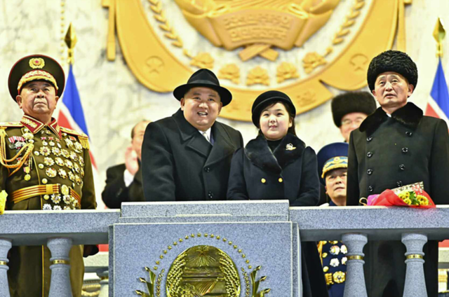 金正恩和女儿温馨相处画面 父女首度同台阅兵，有何特殊之处？