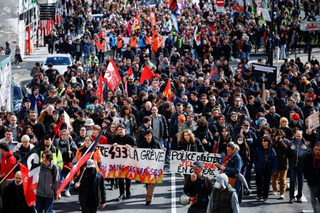 法国爆发大规模游行示威，近百万示威者涌向街头，马克龙民意支持率暴跌，执政遭遇“滑铁卢”