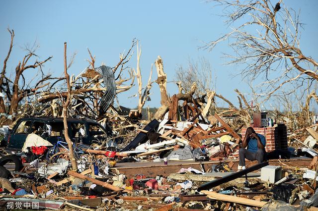 美国龙卷风伤亡情况 已致至少32人死亡 满目疮痍树木被扭曲折断、房屋被毁坏