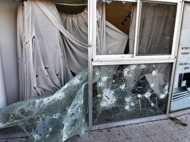 以色列东北部城镇遭炮击 导致建筑受损现场画面