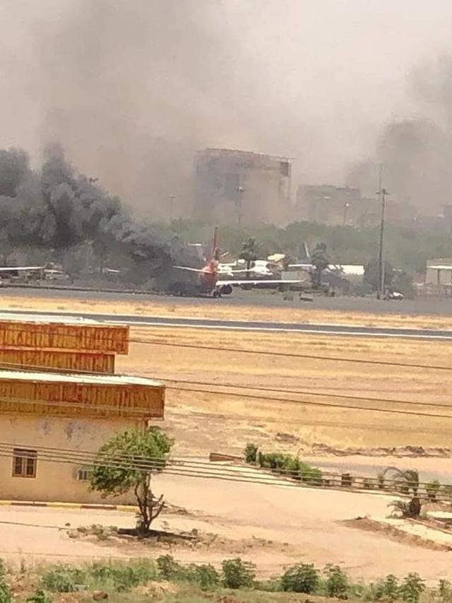 多架客机在苏丹被击中 残骸在跑上道熊熊燃烧