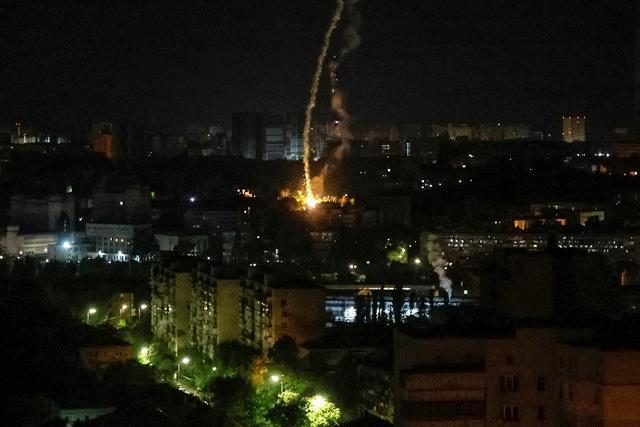 基辅凌晨再遭俄空袭 俄罗斯16日凌晨对乌克兰首都基辅实施了“异常密集”的空袭