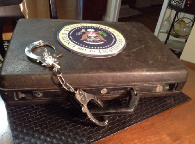 拜登携“核按钮箱”抵达广岛 揭秘美国总统核手提箱中的秘密！