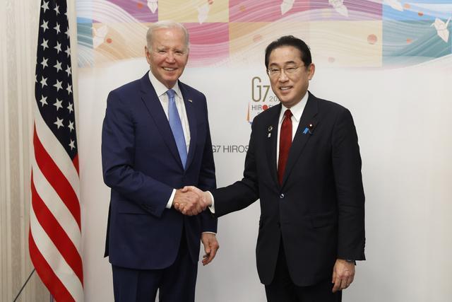 拜登与日本首相会谈 承诺必要时使用核武保卫日本
