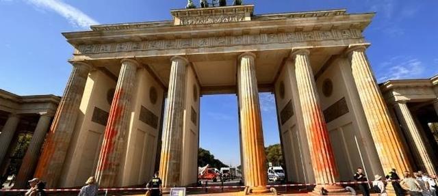 柏林地标建筑遭喷颜料 警方在现场逮捕了14名肇事者