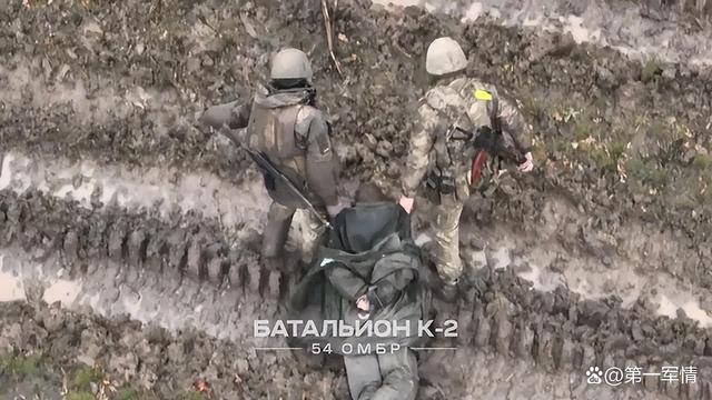 德记者公布视频：俄士兵被乌军挨个爆头处决