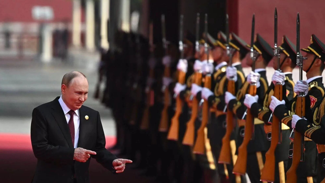 普京在北京说了一句话，不到24小时，泽连斯基急飞巴黎搬救兵