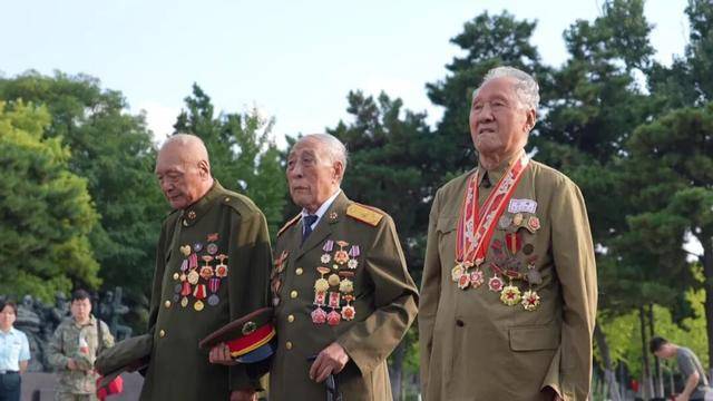 96岁老兵跨越时空向牺牲战友敬军礼 分享祖国强大与军队现代化成就